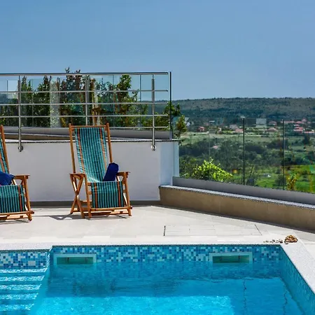 Lubey Zadarvillas *