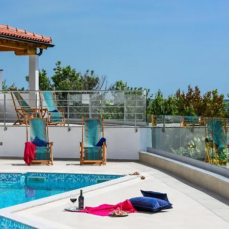 Lubey Zadarvillas *